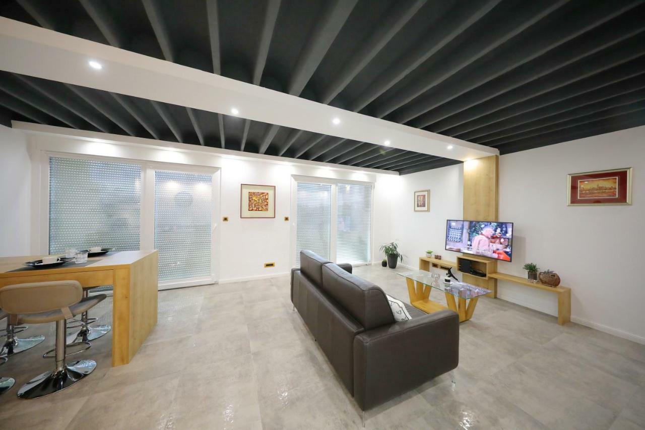 Harbour Sea View Apartment *